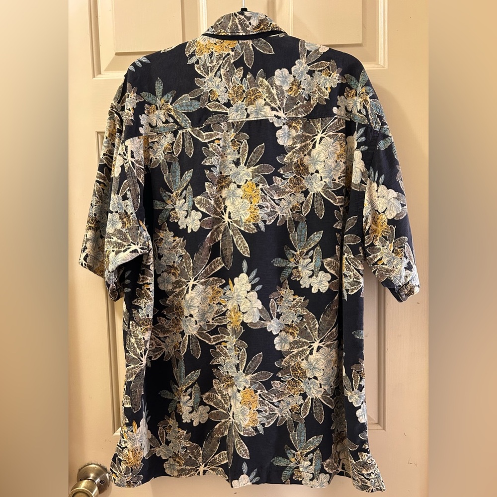 Tommy Bahama Floral Print Men's Shirt - Picture 4 of 6